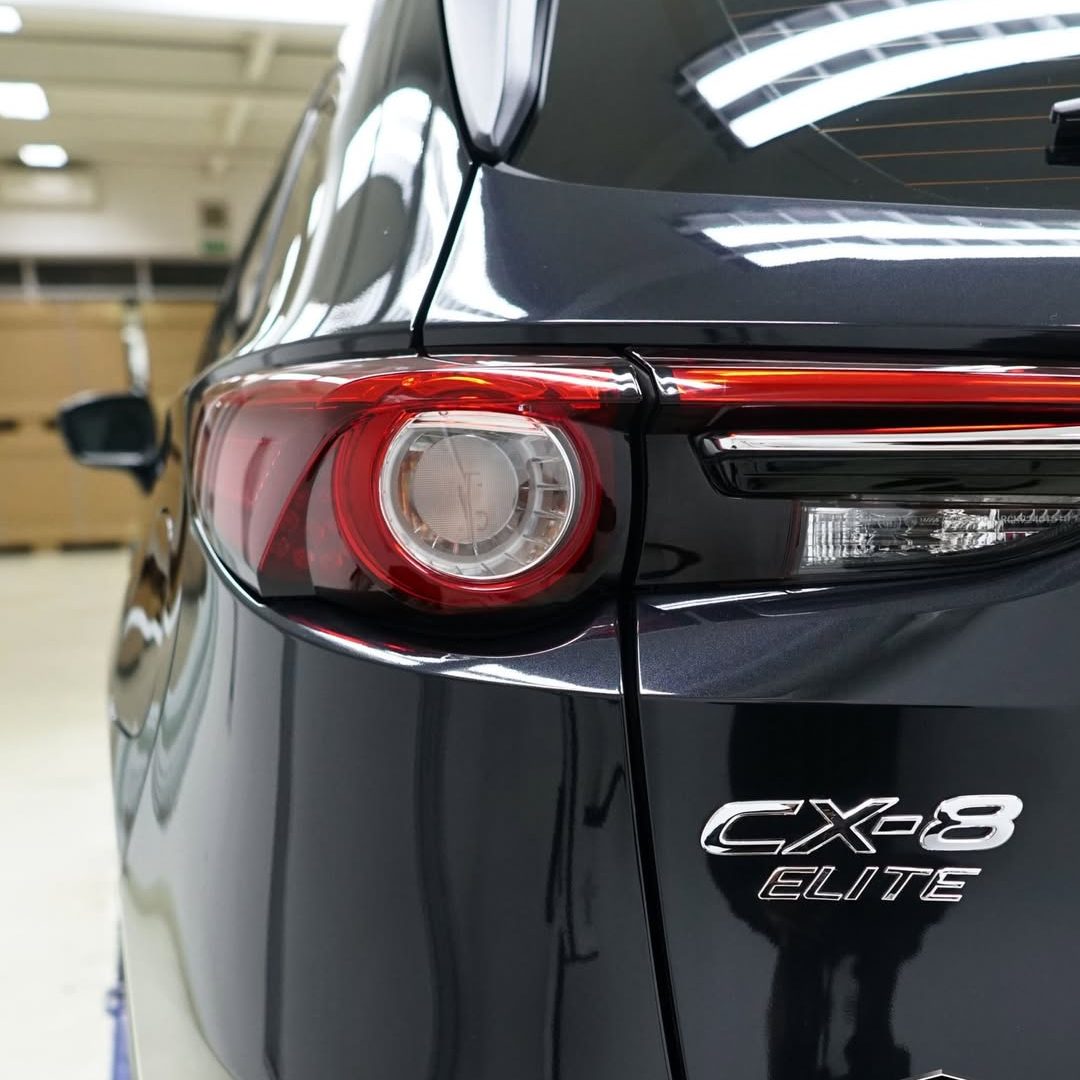 Kalau dilihat secara detail, cat mobil Mazda CX-8 Elite ini cukup unik. Terlihat seperti glitter (2)