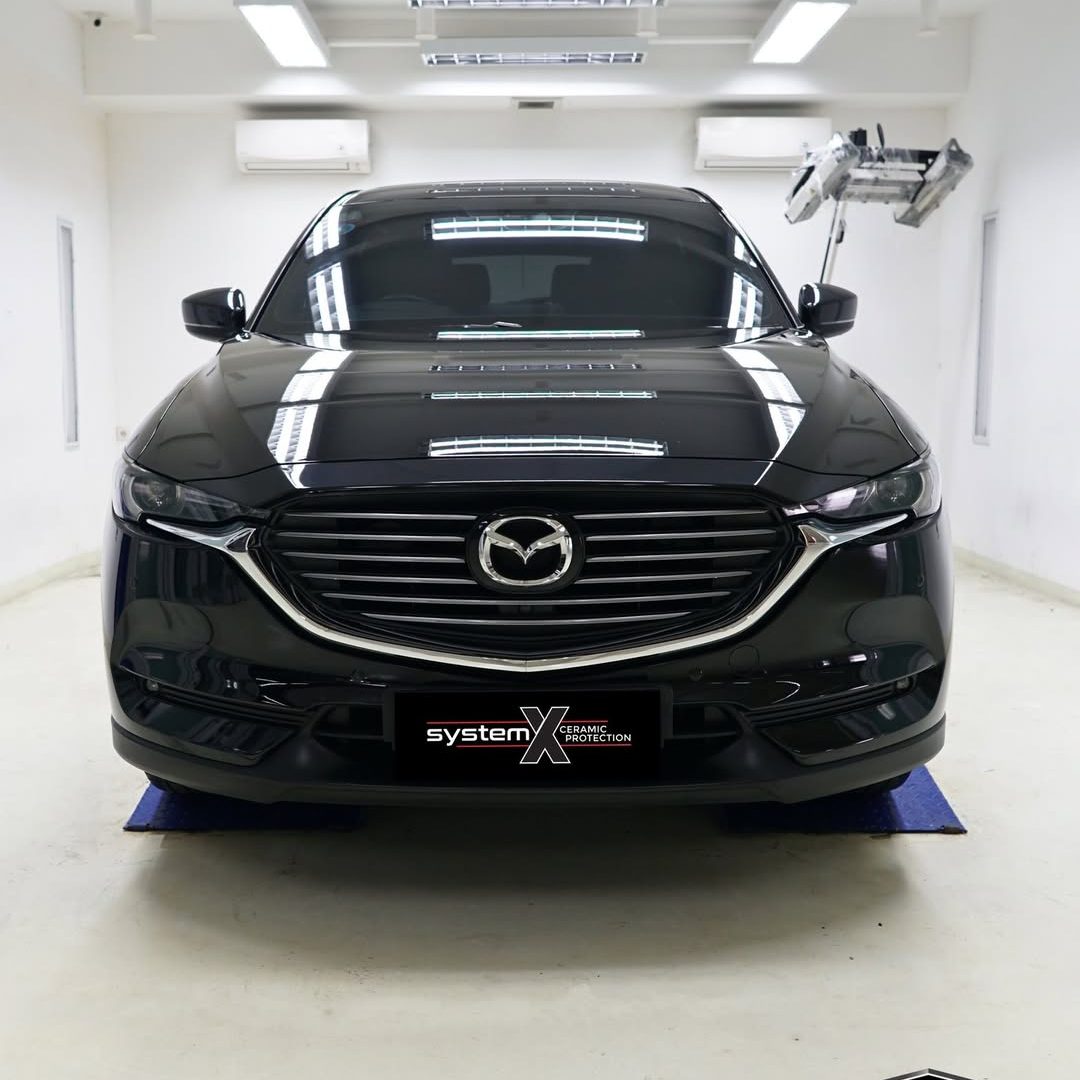 Kalau dilihat secara detail, cat mobil Mazda CX-8 Elite ini cukup unik. Terlihat seperti glitter